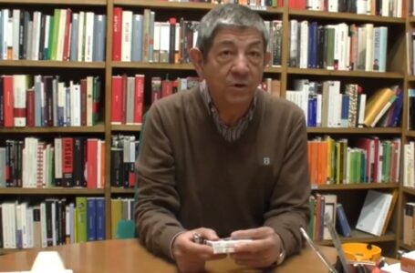 Entrevista al editor español Chus Visor. Un rayo de luz sobre una mesa de libros de poesía
